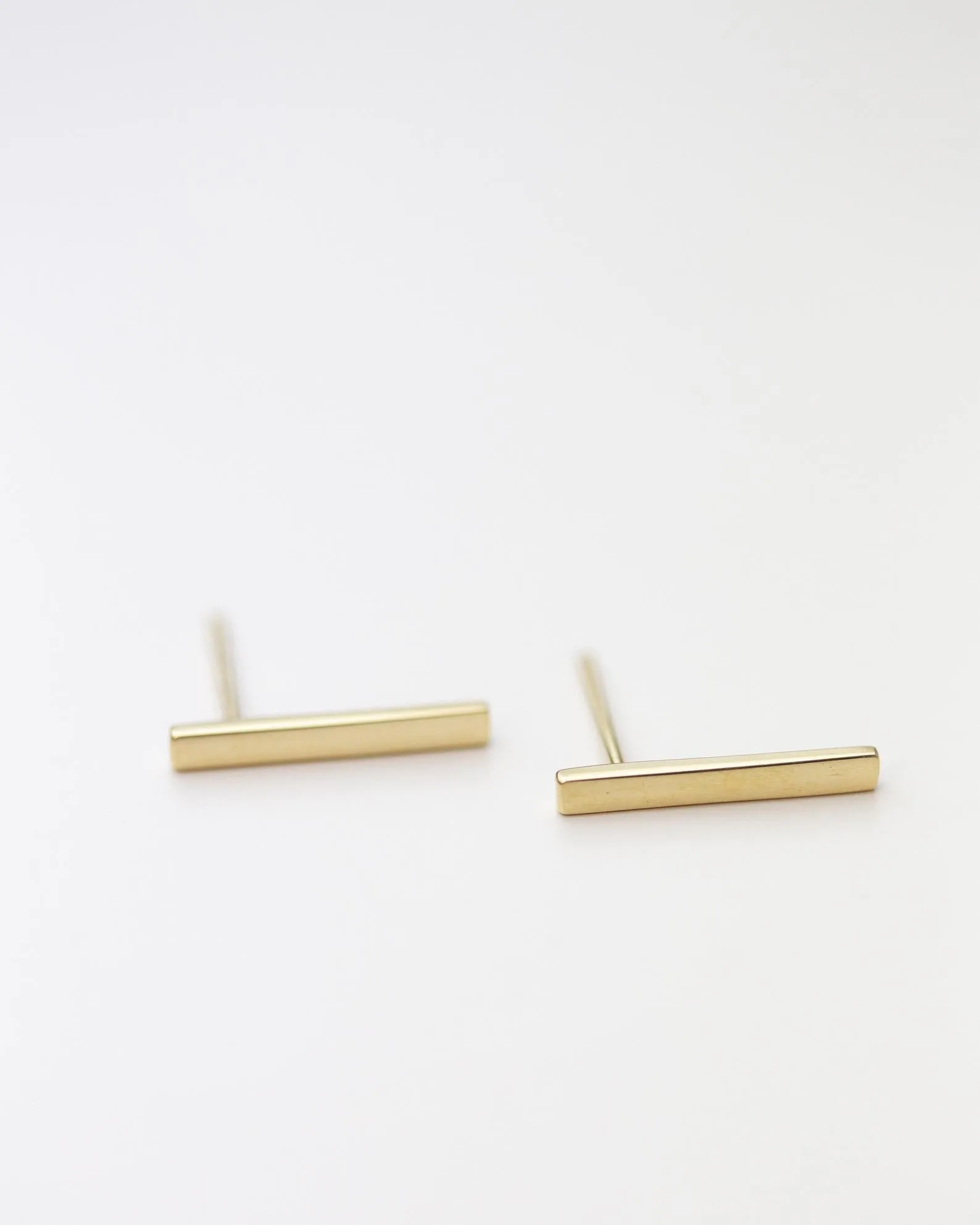 14k Simple Bar studs