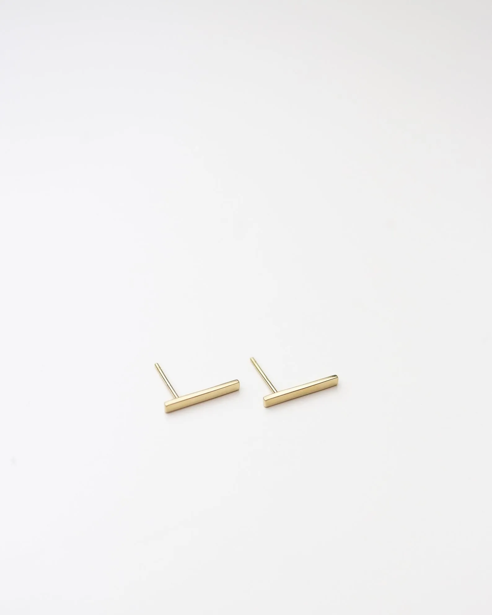 14k Simple Bar studs