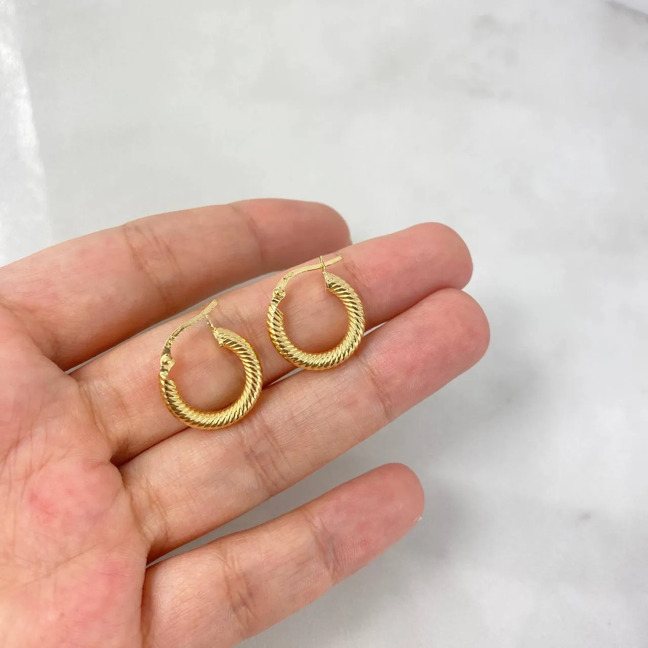 18K Yellow Gold Zion Fixed Spring Hoop Earrings 1.7gr / 0.67in