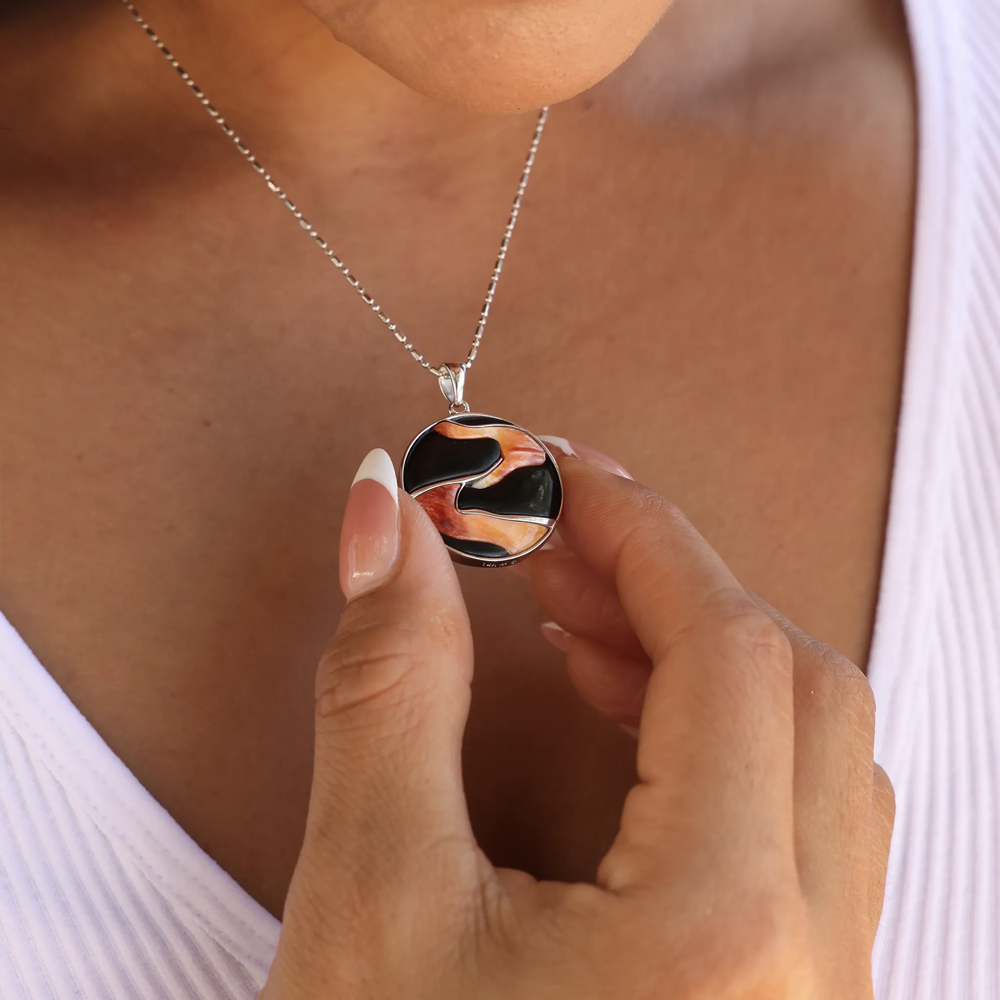 Lava Flow Black Coral and Spiny Oyster Pendant in White Gold - 22mm