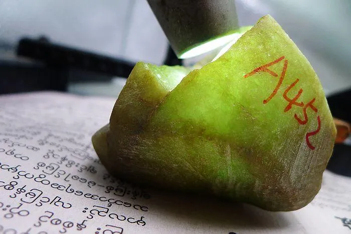 Natural Jade Rough Jadeite Raw (159g,5.1X4.6X4.2cm)