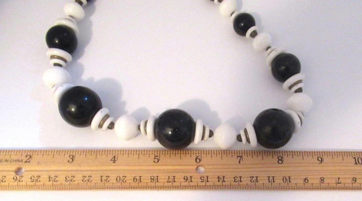 Retro Black and White Round Graduated Bead Necklace