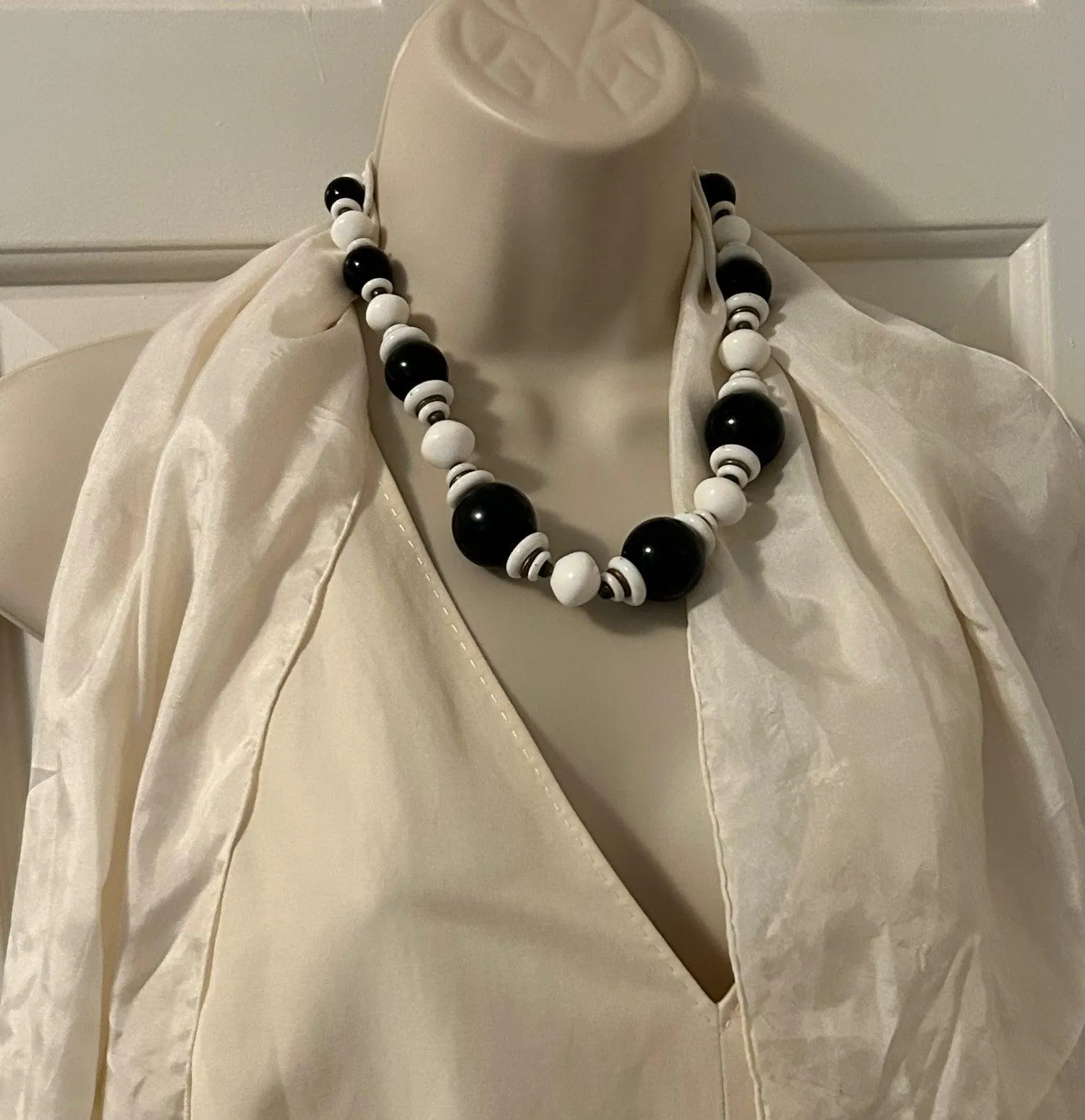 Retro Black and White Round Graduated Bead Necklace