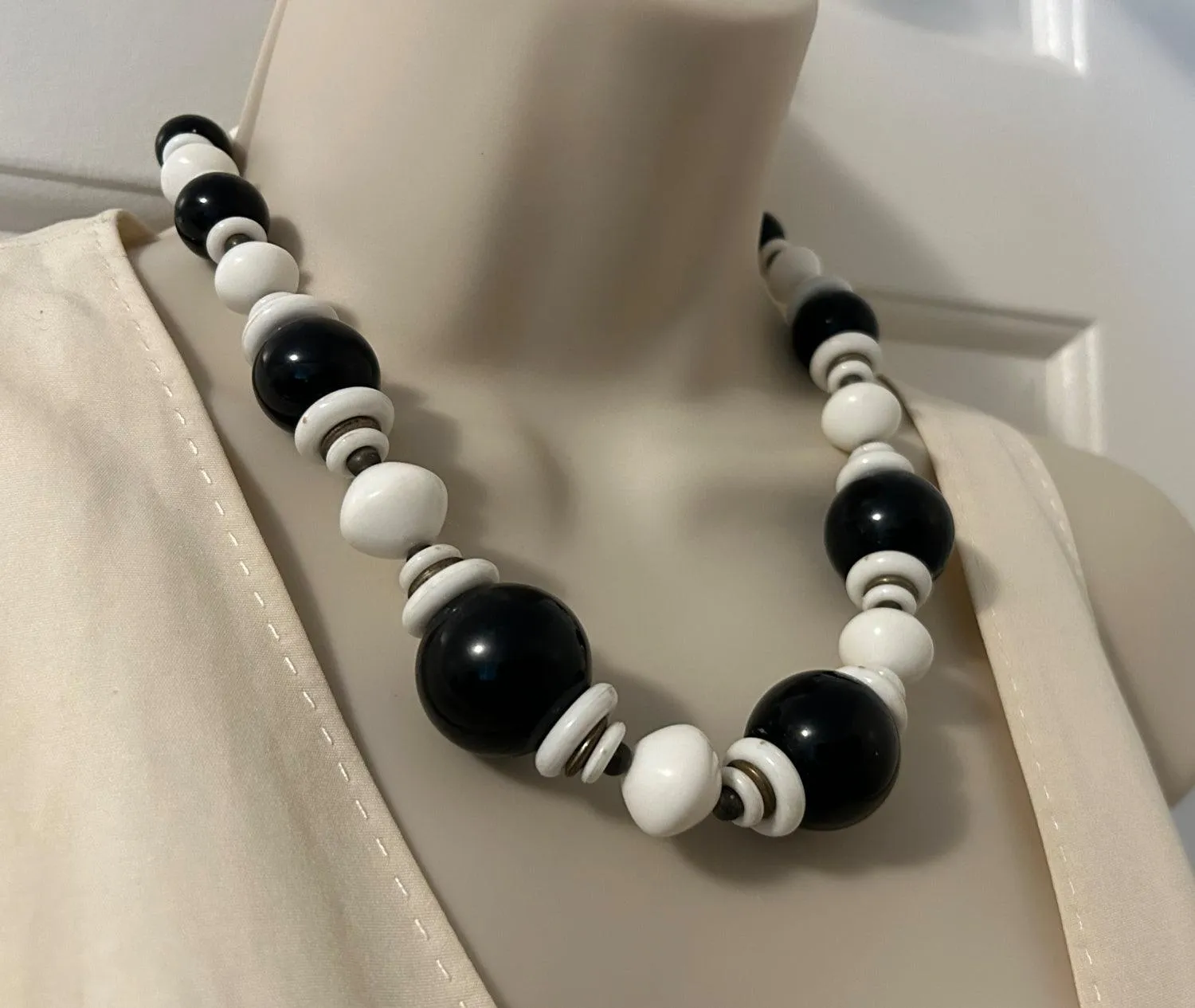 Retro Black and White Round Graduated Bead Necklace