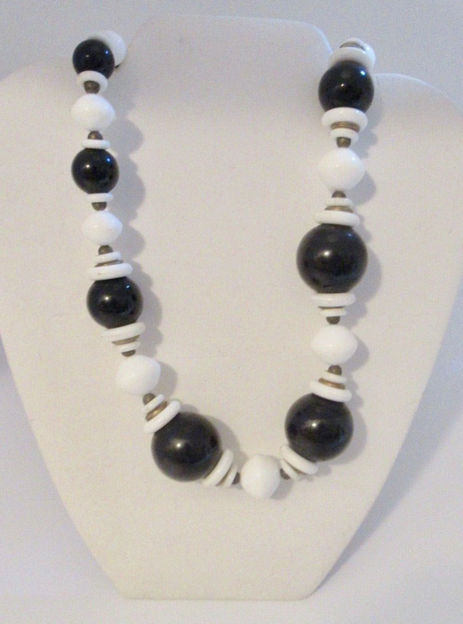 Retro Black and White Round Graduated Bead Necklace