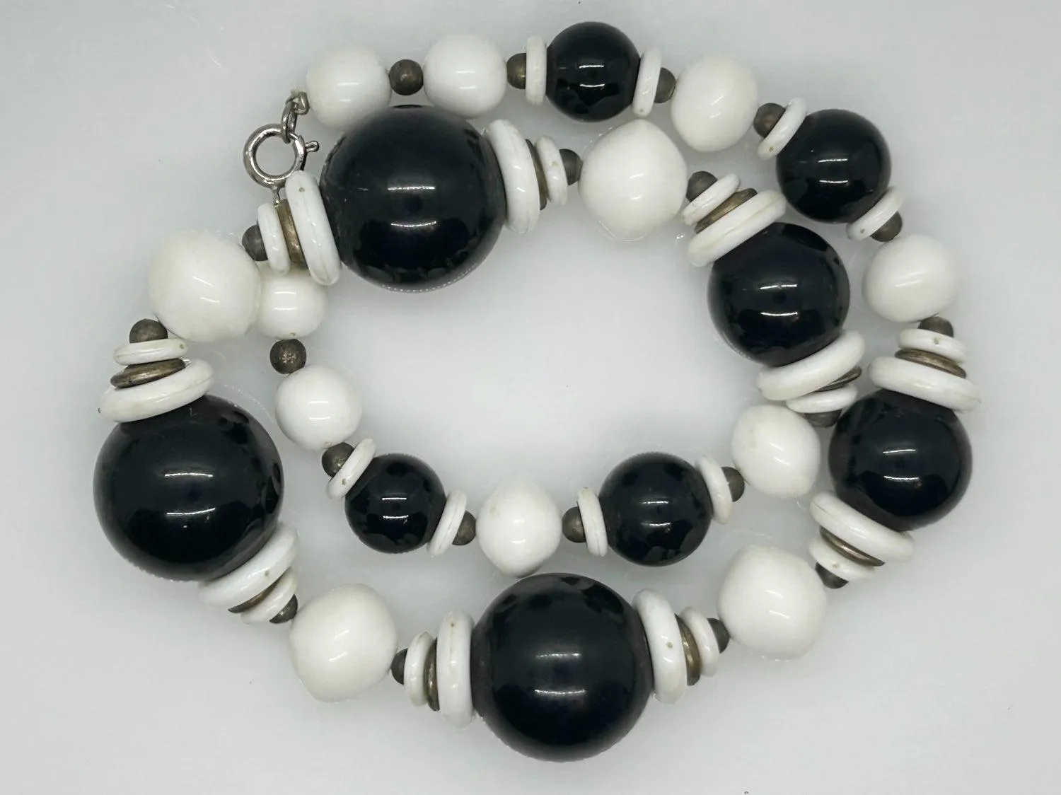 Retro Black and White Round Graduated Bead Necklace